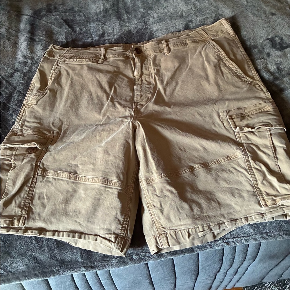 American Eagle Khaki Cargo Shorts. Size 38x10 made with Flex Material.